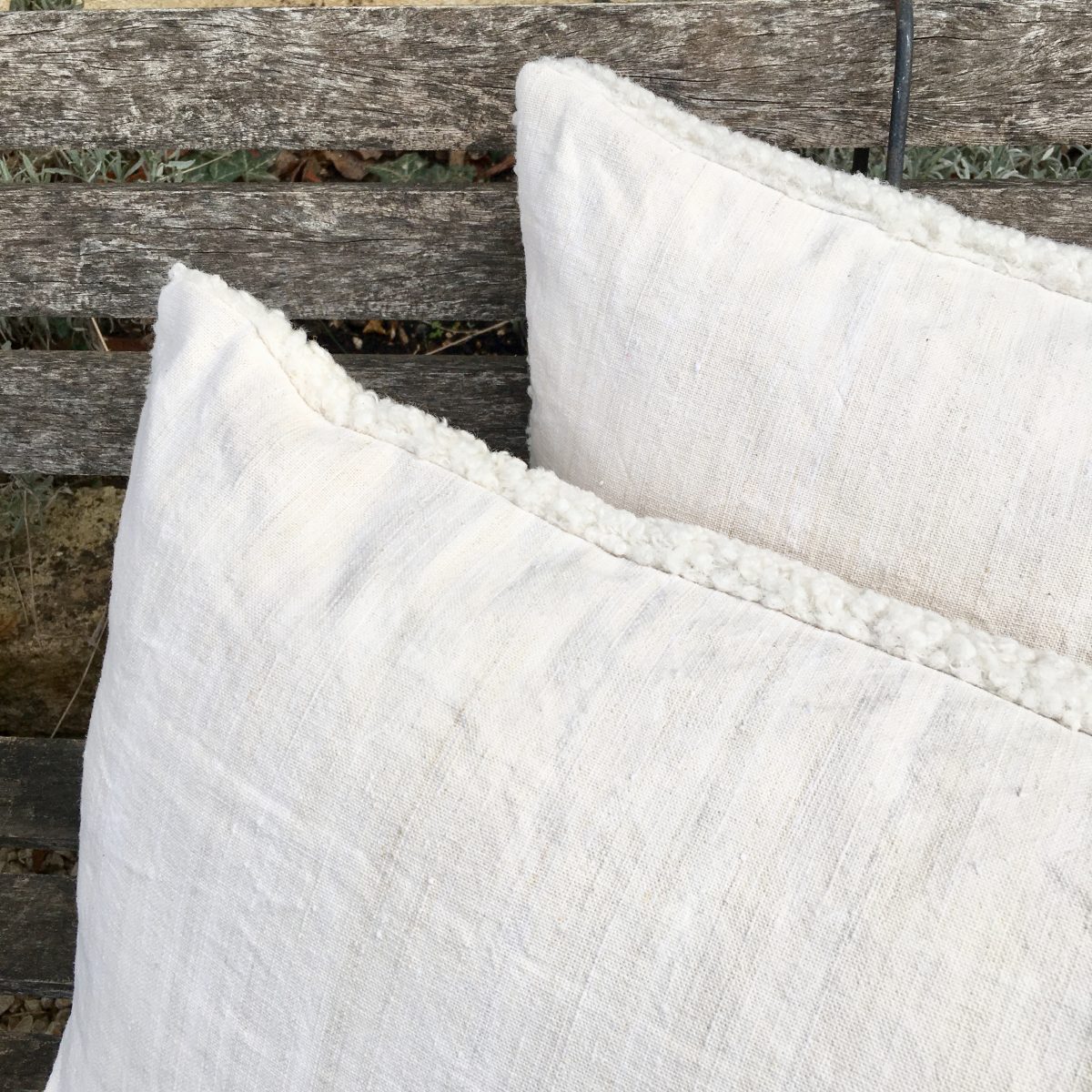 Coussin vert artisanal avec broderie blanche